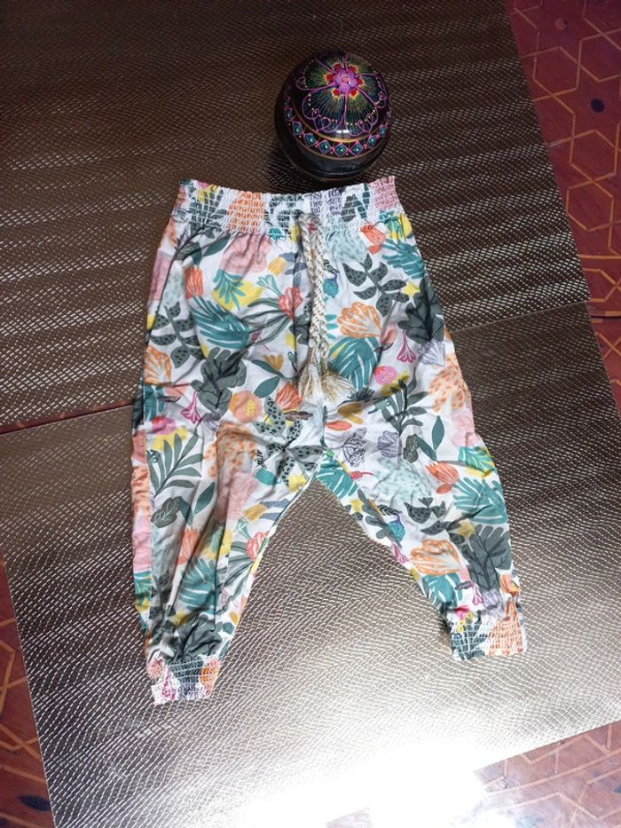 Très beau pantalon été Fleuri 9 mois - photo numéro 2
