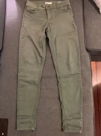 Pantalon kaki.