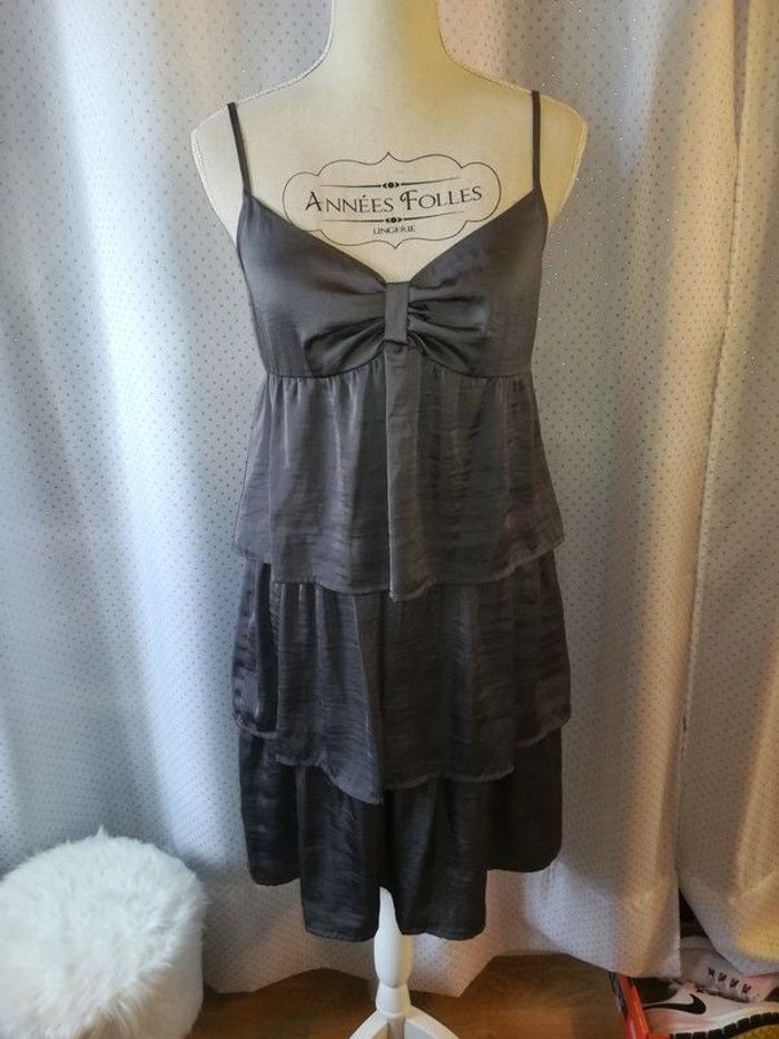 Robe Camaieu satinée grise, avec volants, taille 38, TBE !