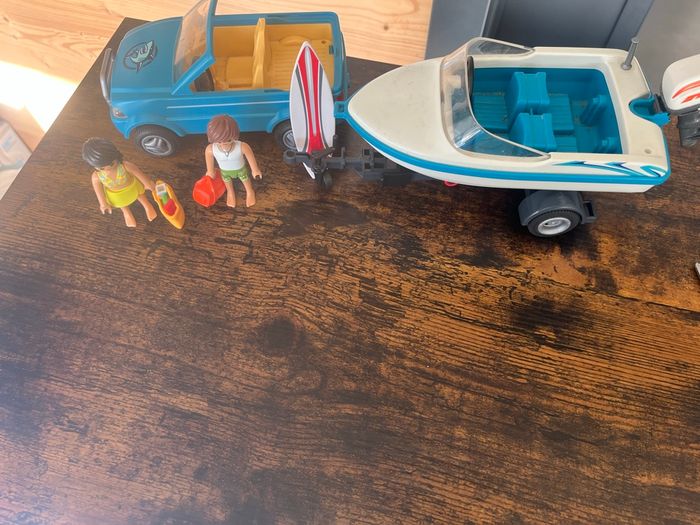 Voiture avec bateau - photo numéro 2