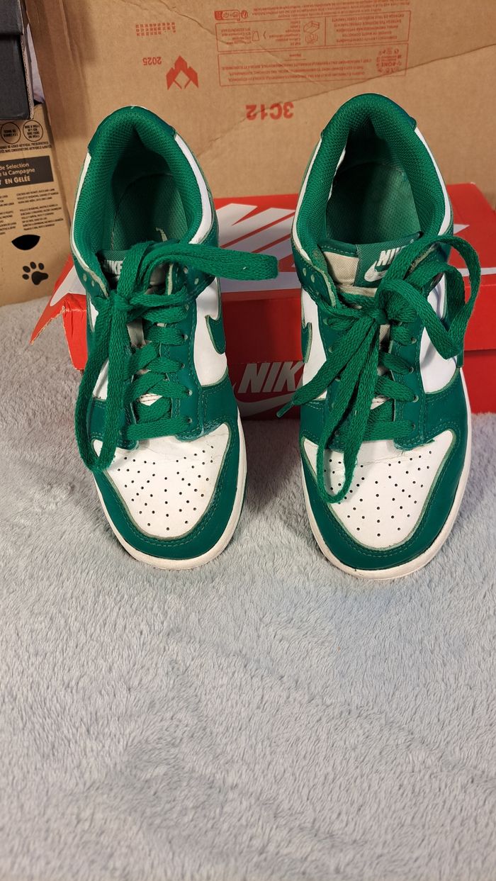 Chaussure Nike dunk low rétro pointure 36.5 vert et blanc - photo numéro 2