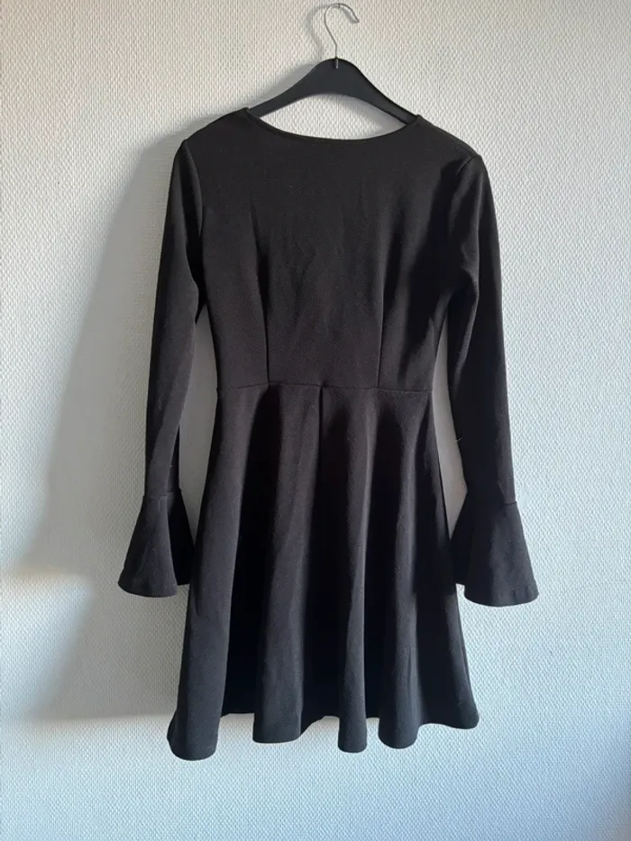 Robe fluide noire avec noeud - photo numéro 5