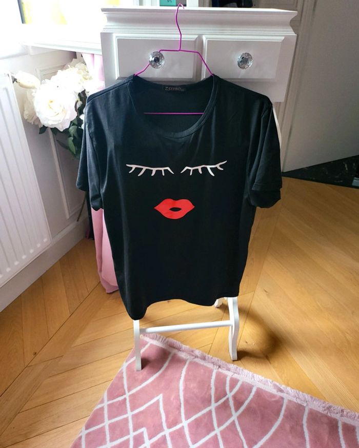 T-shirt girly cils et lèvres rouge matière très élastique convient du m au xl - photo numéro 2