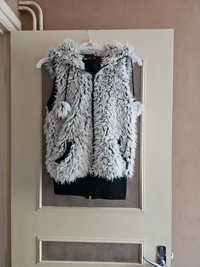 Gilet sans manches fourrure avec capuche