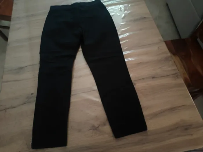 Pantalon droit Hollister noir Taille S. L'essentiel chic et confort ! - photo numéro 2