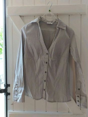 Chemise grise et blanche rayée