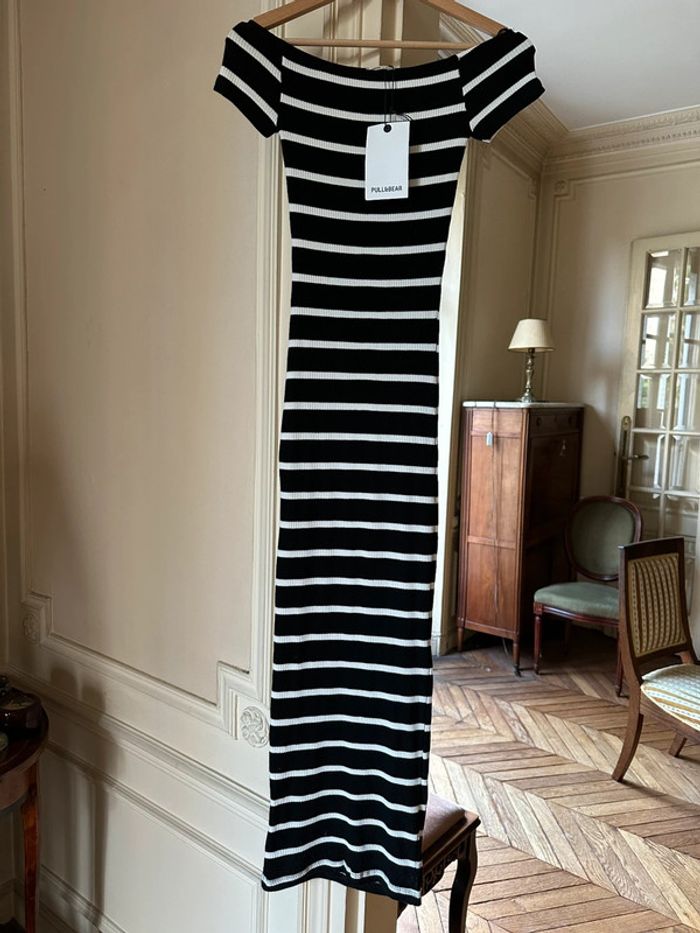 Robe longue off the shoulder XS noir et blanche rayee pull & bear