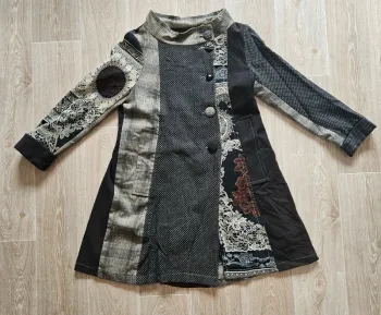 Manteau noir à motifs