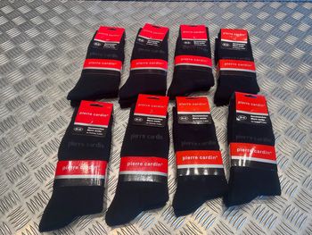 lot 24 paires de chaussettes Pierre Cardin taille 39 - 42 noir neuf