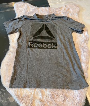 T shirt Reebok taille 10/12 ans