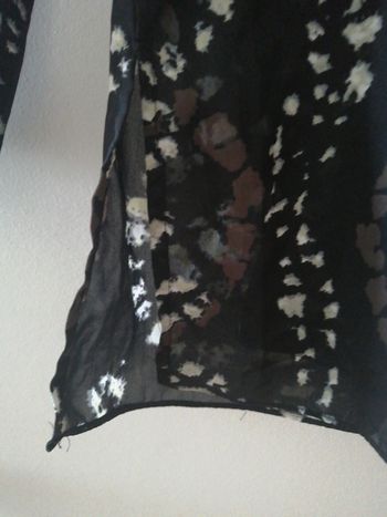 Tunique noire à motifs avec fentes sur le côté