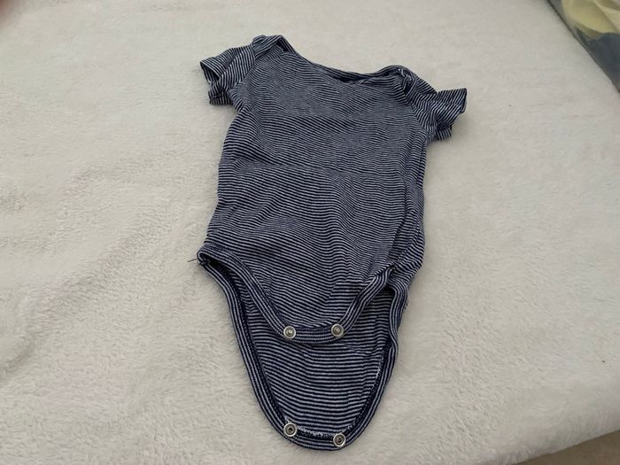 Lot 9 bodies tee shirt 3 mois - photo numéro 5