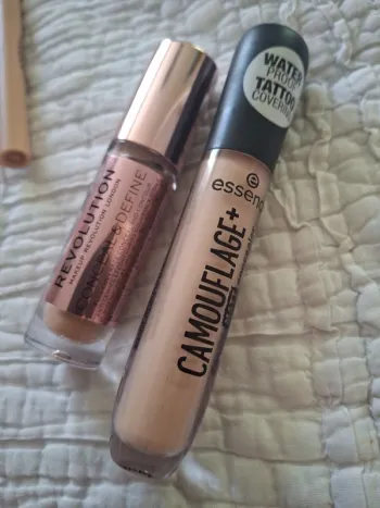 Lot de 2 anti cernes dont 1 tatoo cover Essence