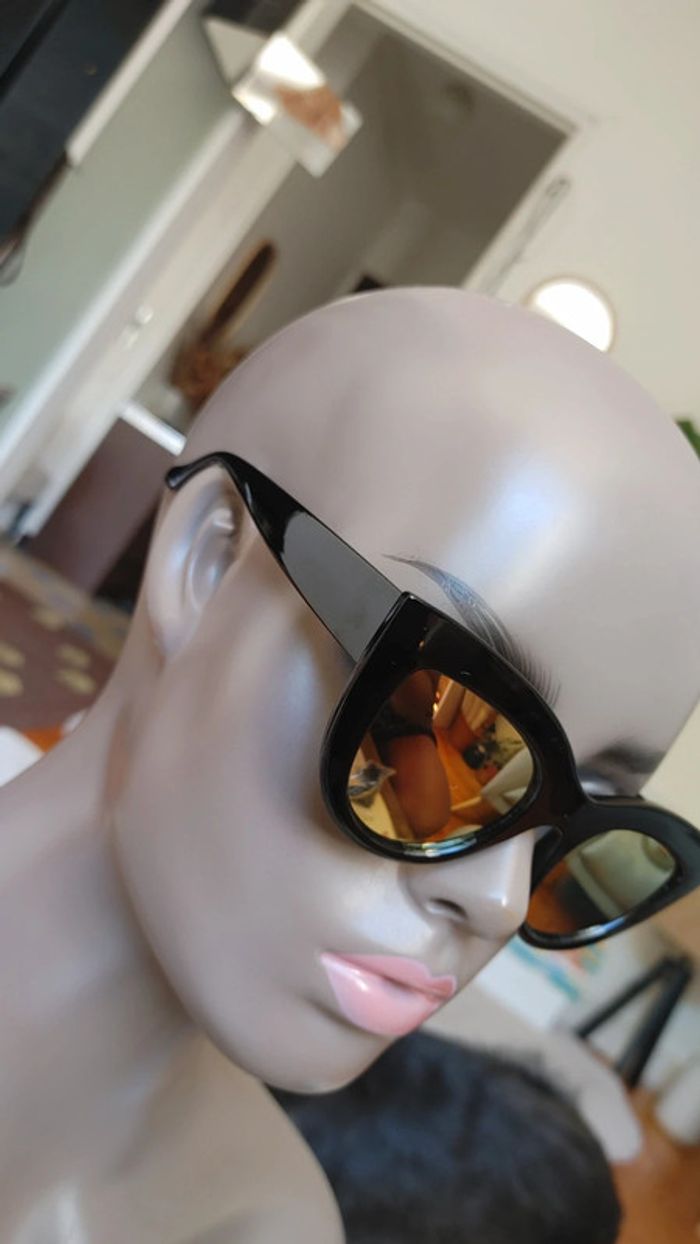 Lunettes de Soleil verre rose orangé monture noir allongé - photo numéro 3