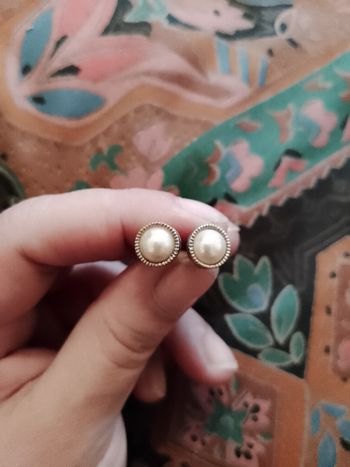 boucles d'oreilles blanche sur métal argenté.