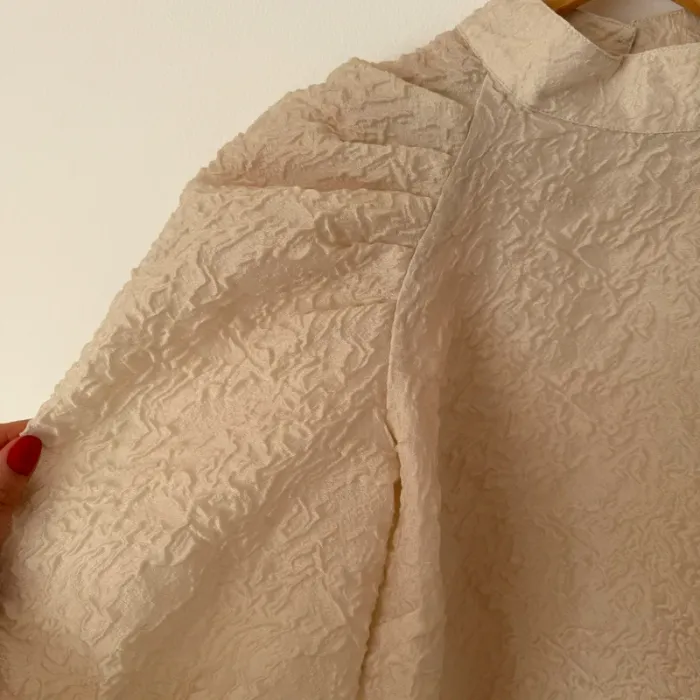 Blouse H&M beige à manches bouffantes et dos nu - photo numéro 5