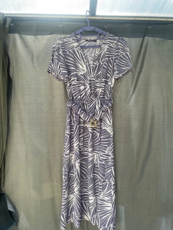 Robe à motif blanche et violette