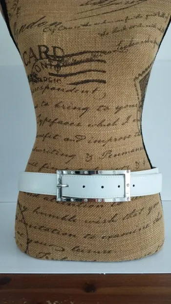 Ceinture blanche boucle rectangle strass 90 cm