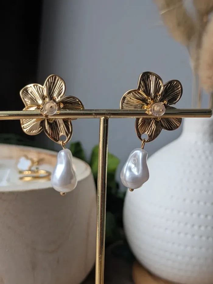 Boucles d'oreilles fleur dorée perle tombante - photo numéro 3