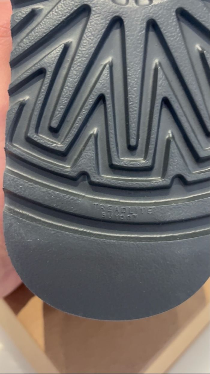 Pantoufles UGG Neuf Taille 39 - photo numéro 10