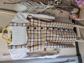 robe inspiration rétro / années 90 tres classe. taille 34 de chez h&m vendu avec un pull jennyfer ta