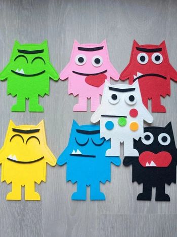 Les 7 peluches marionnettes montres de la couleur des émotions Montessori