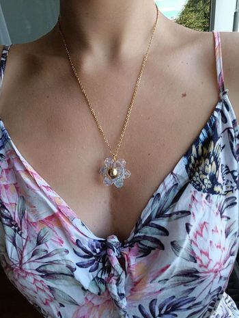 Joli collier fleur en perles et chaîne en acier inoxydable