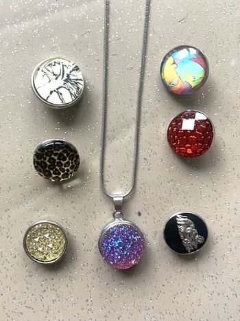 Collier avec 7 boutons pressions interchangeables