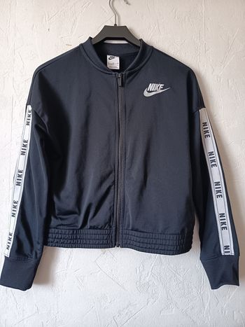 Veste de survêtement Nike enfant.