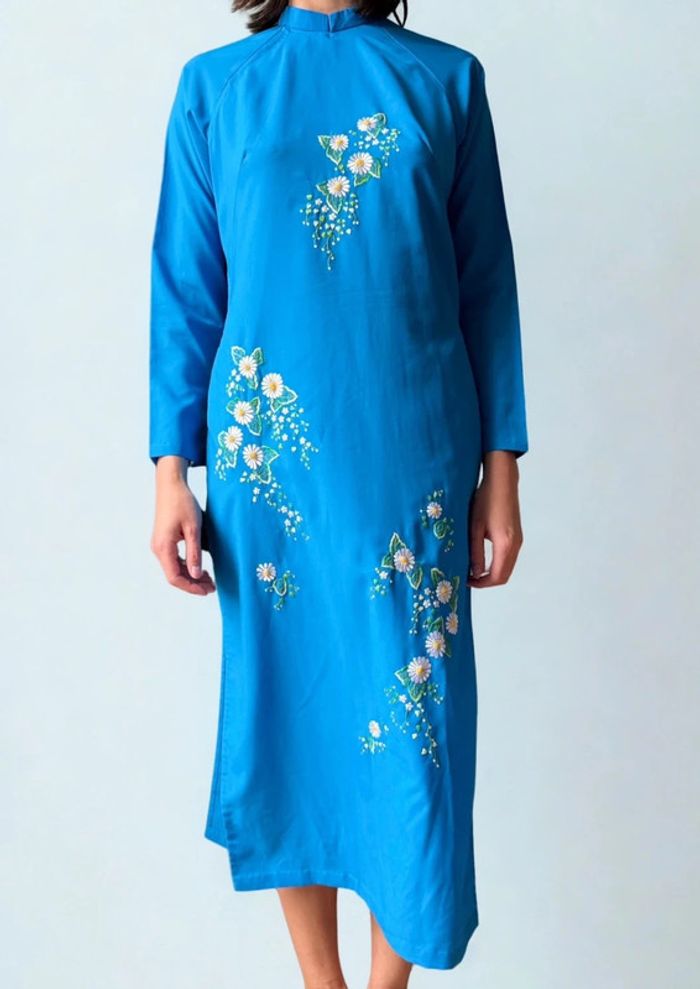 Robe tunique bleue à fleurs brodées • Blue tunic dress with embroidered flowers Size S/M - photo numéro 2