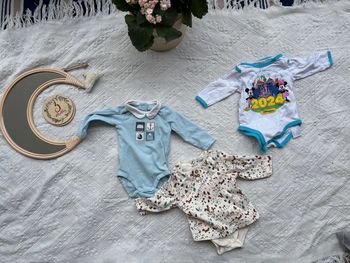 Lot de bodies 3 mois mixte ( 2 neufs sans étiquette, un très bon état )