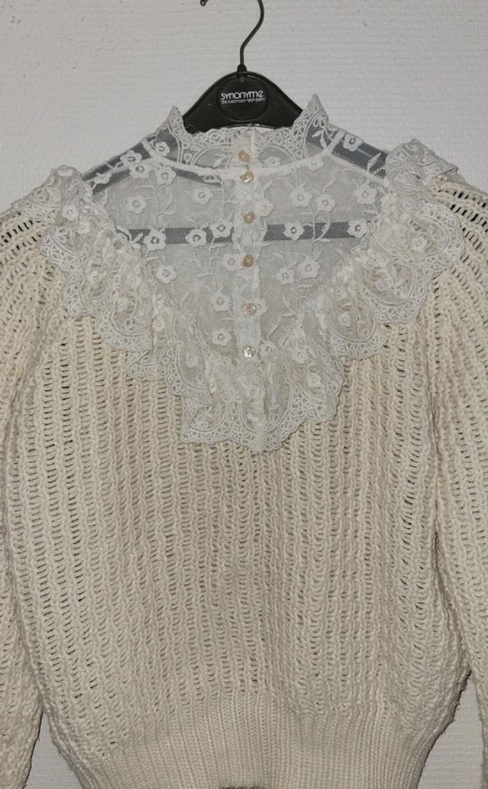 Pull beige romantique avec broderie et volants - photo numéro 7