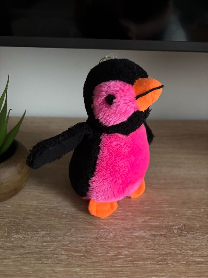 Peluche pingouin noir rose fluo - photo numéro 2