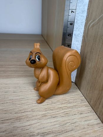 Figurine écureuil princesse aurore disney