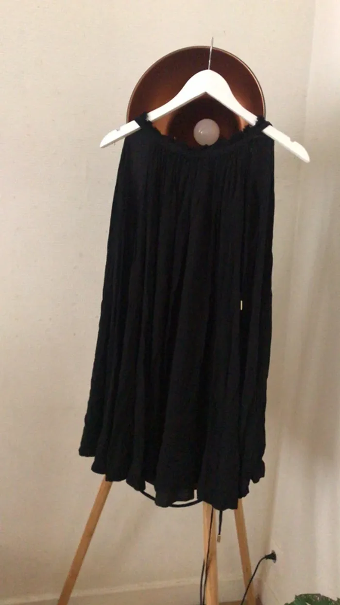 Robe noire sans manches col rond