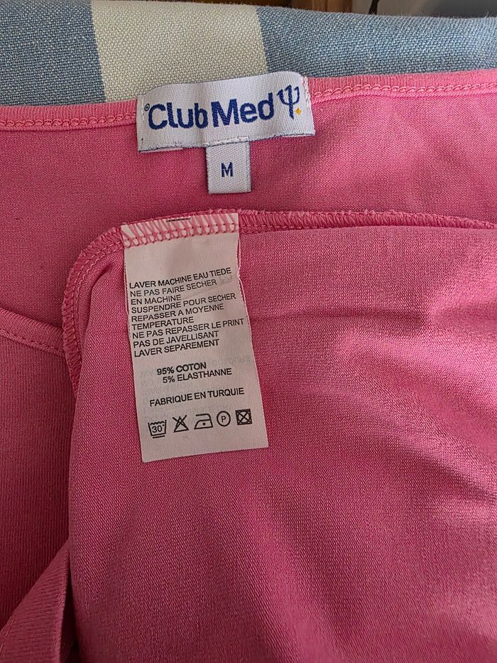 Tee-shirt,rose,col rond,manche 3/4, en très très bon état, ecritures brillantes, largeur d'épaule 30cm, largeur sous bras 39cm, longueur 63cm,en coton& elasthanne ,marque Club Med =5€ - photo numéro 8