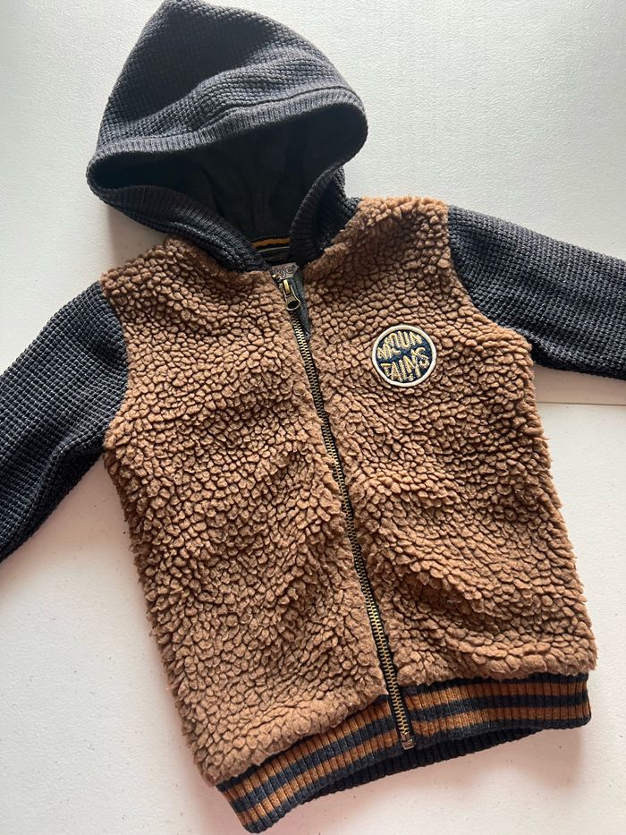 Veste polaire dirkje  taille 2 ans 92 cm Très bon état   Prix sur les lots            #bébé #bebegarcon #naissance #naissancegarcon #nourrisson #maternité #sacfemme #grossesse #ensemblebebe #prixnegociable #prixlots #chauffebiberon #éveil #eveilbebe #joue - photo numéro 2