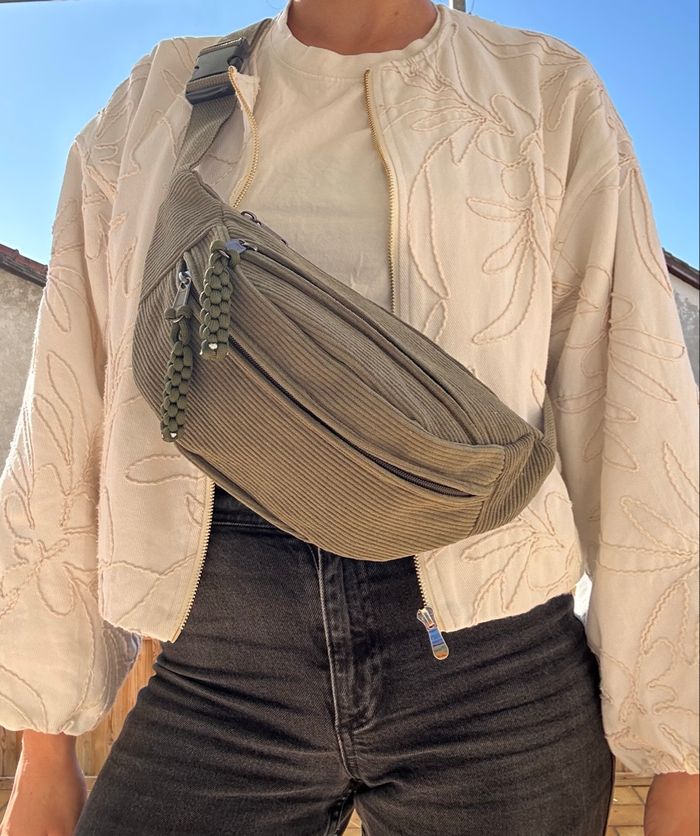 Sac banane velours kaki spacieux