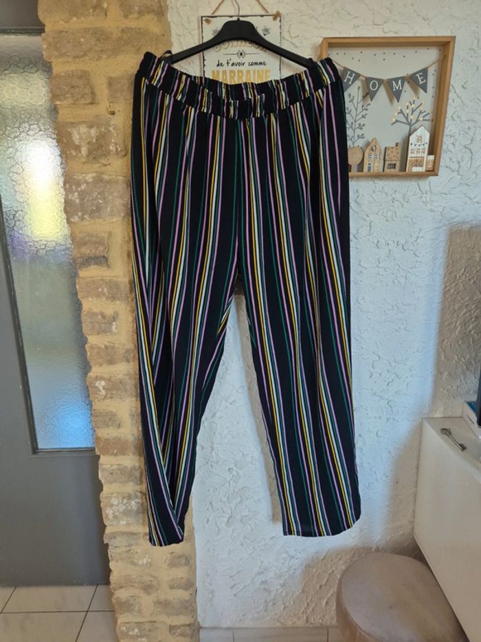 Joli pantalon fluide à jambes larges taille 48