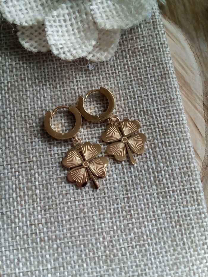 Petites boucles trèfles à quatre feuilles