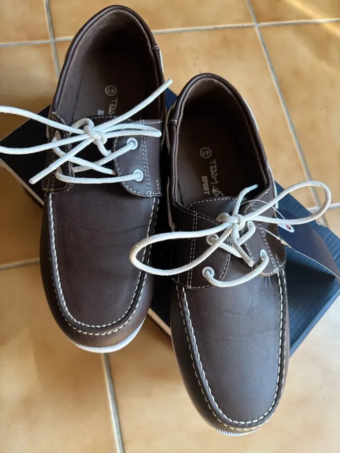 Jolie paire de chaussures bateau Teddy Smith T. 41 neuves - photo numéro 2
