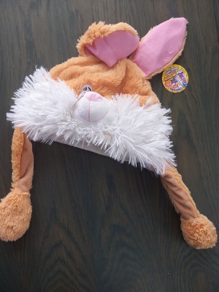 Bonnet lapin appuyé l'oreille se lève