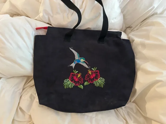 Sac à main noir avec broderie