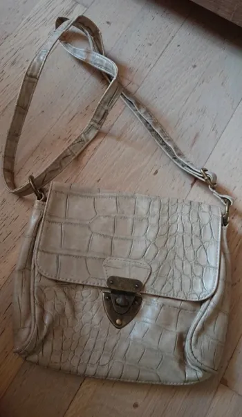 Sac bandoulière effet croco beige