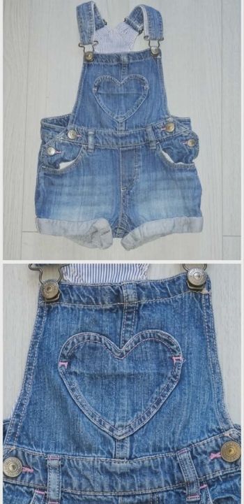 Salopette courte en jean bleu avec poche cœur H&M - 6/9 mois (68 cm)