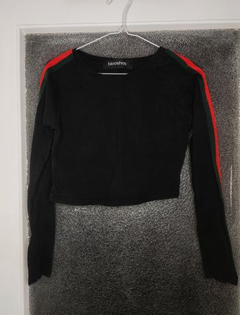 Pull crop top léger noir avec des bandes rouges et vertes - Blooshop 