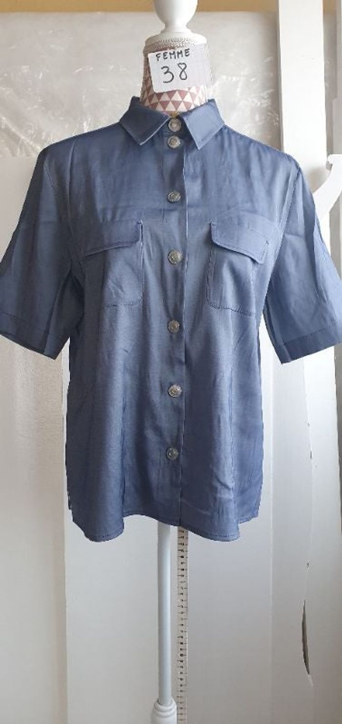 Veste légère, en polyamide, bleu façon satin, bouton pression,en très très bon état, longueur 61 cm,