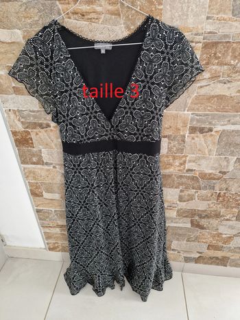 1 robe noir doublé motifs blanc  marque clara vitti taille 3