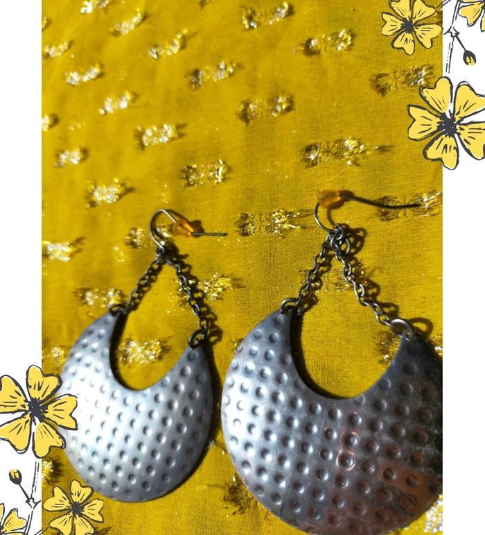 Boucles d’oreilles pendantes argentées style lune – reliefs discrets et chaîne fine - photo numéro 2