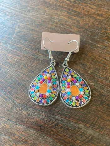 Magnifique paire de boucles d’oreilles avec pierres colorées